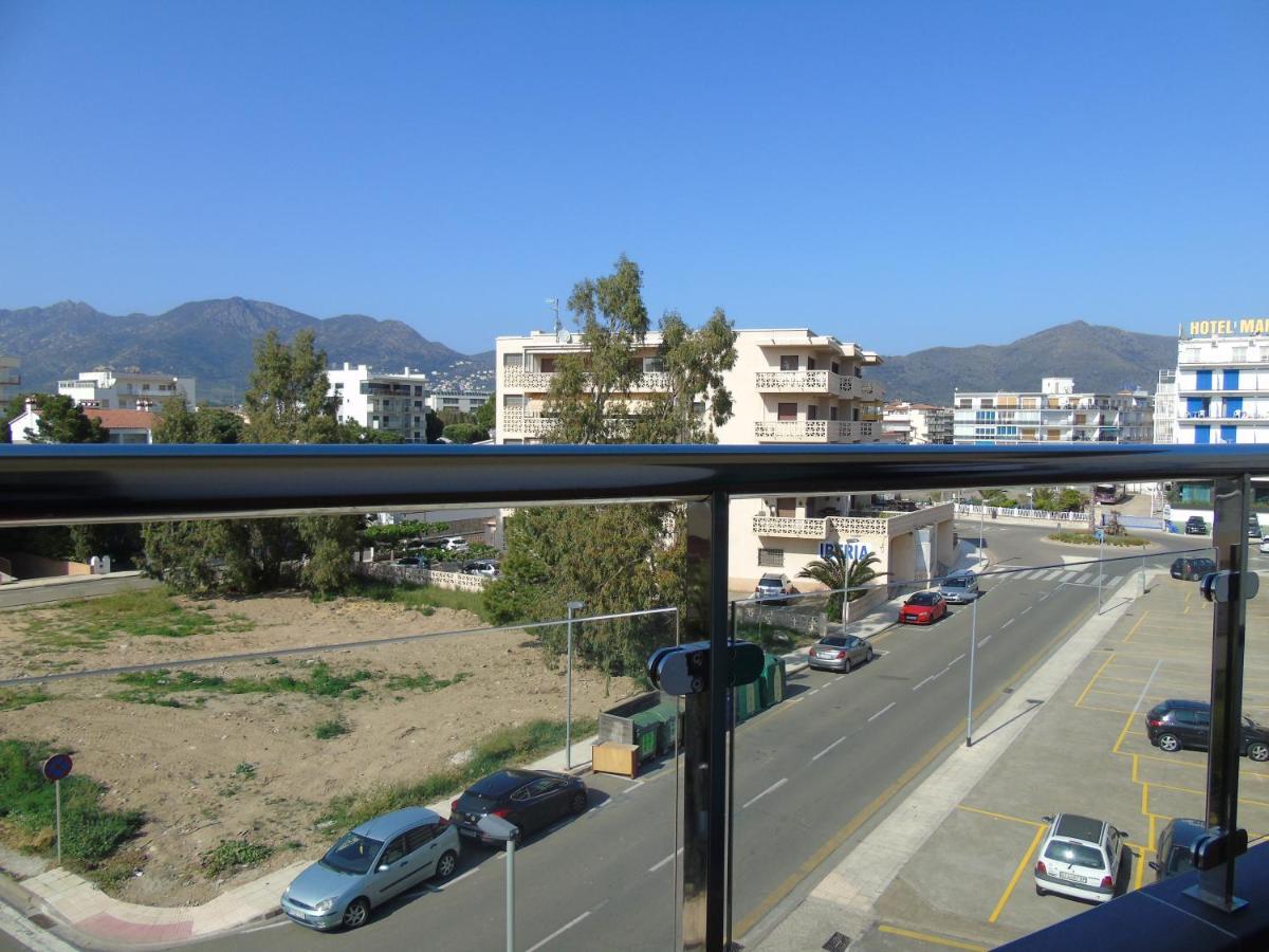 Appartement Premiere Ligne De Mer Roses Exterior photo